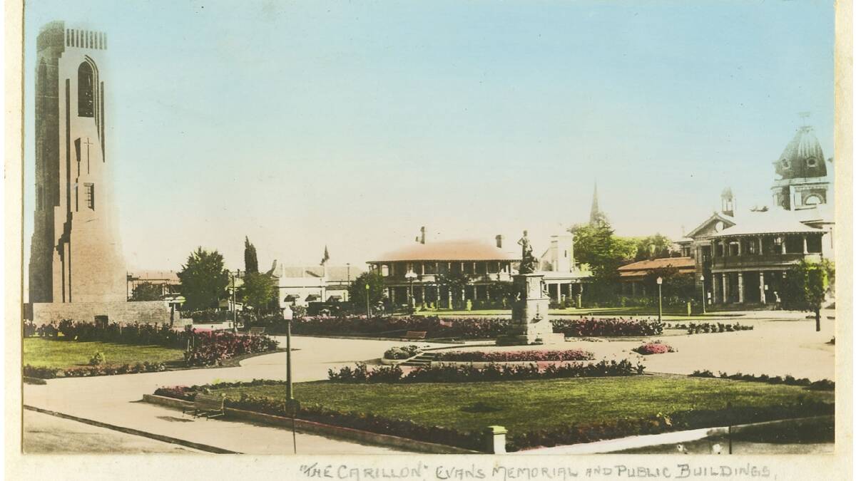 Postcards: King's Parade, the Carillon, the Post and Telegraph offices and the Court House in Bathurst. 