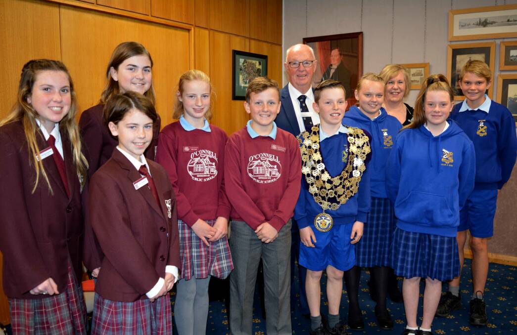 LEARNING EXPERIENCE: Mayor Graeme Hanger with students from West Bathurst, O’Connell and Eglinton and director of education leadership, Bathurst, Toni MacDonald.