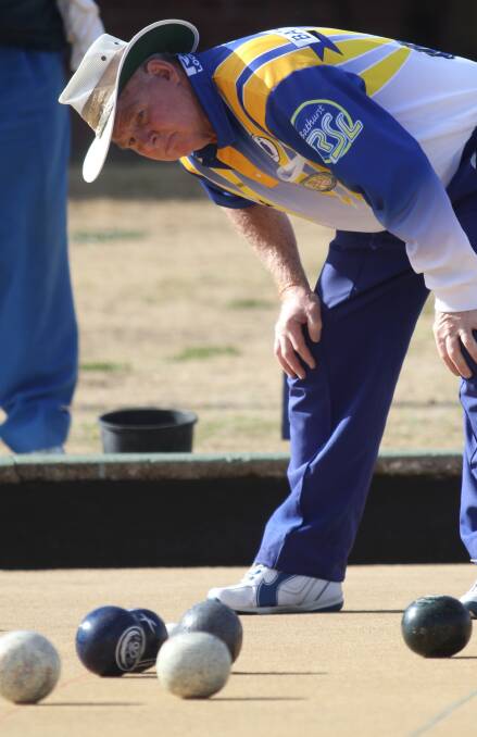 INSPECTION: Dennis Harvey playing doubles at Bathurst City. Photo: PHIL BLATCH 070916pbbowls9
