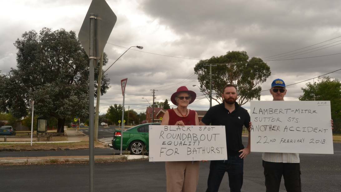 ROUND IN CIRCLES: Cr Alex Christian (centre) with roundabout campaigners Dianne and Kent McNab in West Bathurst. Is a solution close in this long-running story?