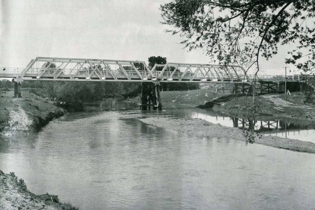 A postcard image of the old Ranken's Bridge over the Macquarie River at Eglinton.