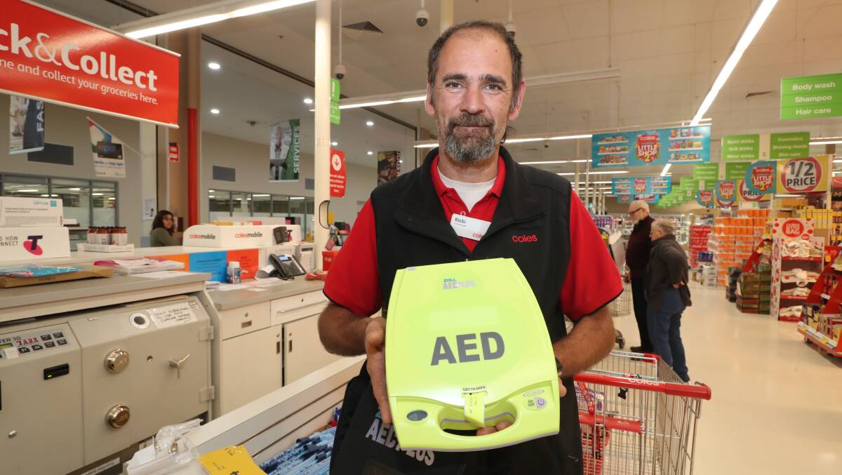 LIFESAVER: Duty manager Ricki Nolan with Coles Bathurst's new defibrillator. Photo: PHIL BLATCH 071719pbcoles1