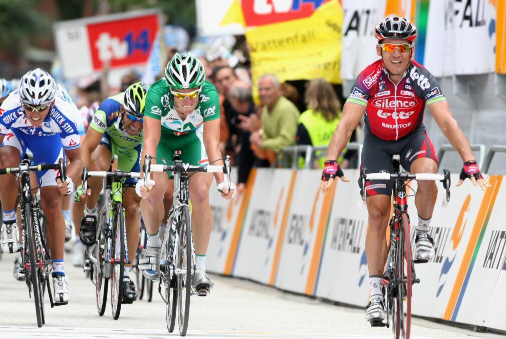 FLASHBACK: Robbie McEwen beat out Mark Renshaw in this sprint finish during the the 2008 Vattenfall Cyclassics in Hamburg.