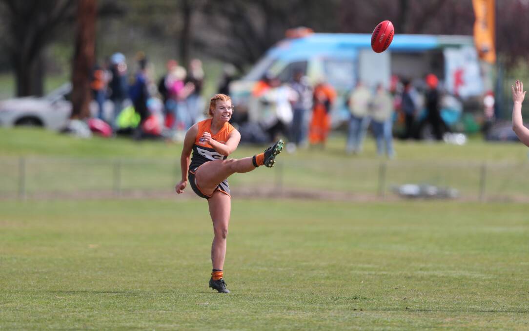 NICE STYLE: Bathurst Giants skipper Katie Kennedy pumps the Sherrin down field to a team-mate. Photo: PHIL BLATCH