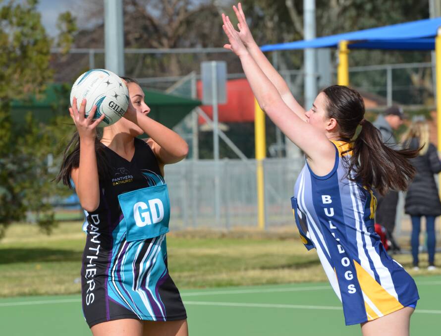 GOOD FIGHT: Panthers goal defence Ella Muller, under pressure from Bulldogs' Amy Powell, looks for a team-mate. Photo: ANYA WHITELAW