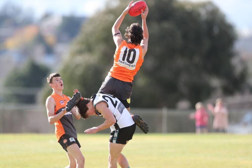 GETTING CLOSE: While the Bathurst Giants weren't able to upset the Bathurst Bushrangers on Saturday, they pushed them all the way. Photos: PHIL BLATCH
