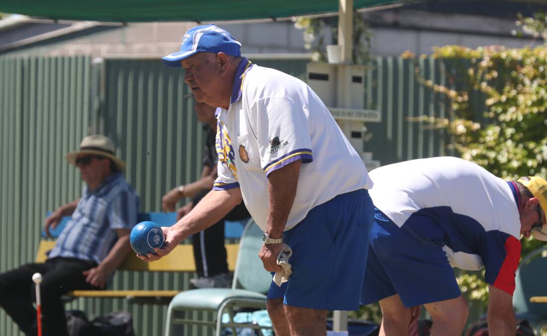 EYE ON THE BALL: Bathurst City bowler Geoff Thorne lines up his next shot. Photo: PHIL BLATCH 120118pbbowls2
