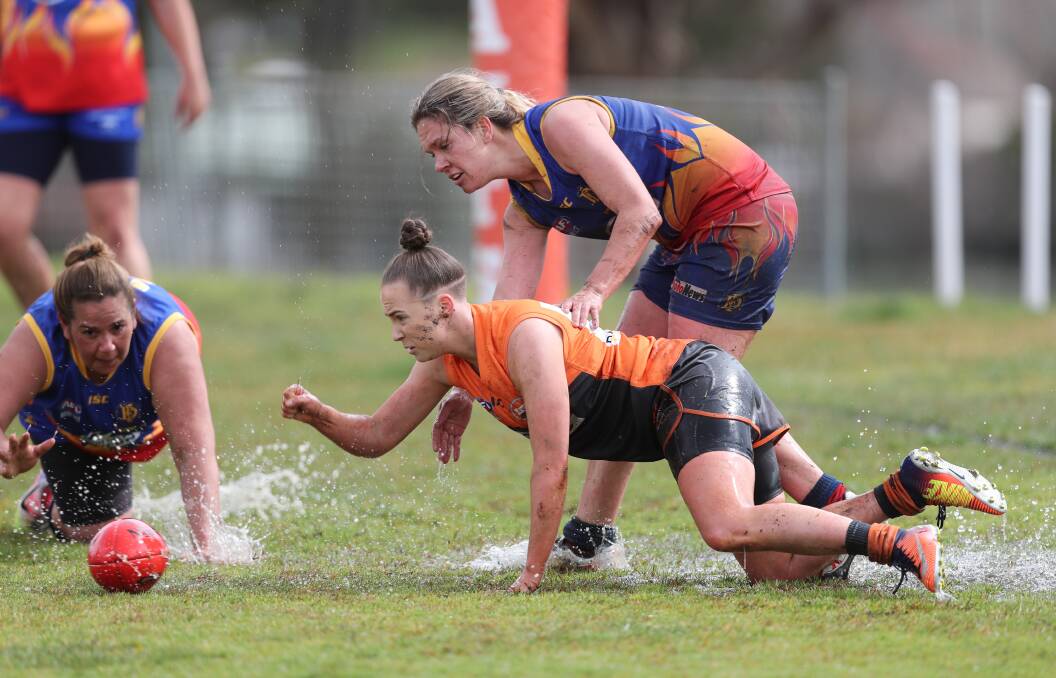 The Bathurst Giants women posted a 5-3-33 to 2-6-18 win over Dubbo in the wet. Photos: PHIL BLATCH