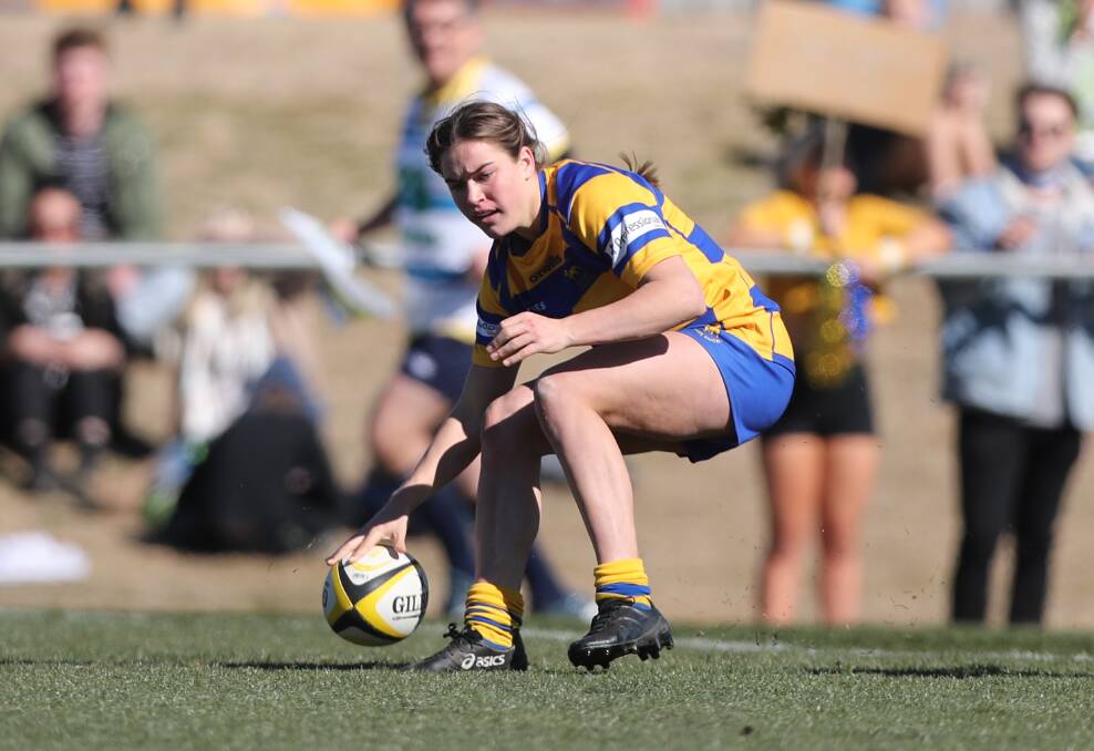 FAMILIAR SCENE: Jakiya Whitfeld scored plenty of tries for Bathurst Bulldogs this season and on the weekend crossed nine times for Sydney University in round one of the Aon Uni 7s competition. Photo: PHIL BLATCH