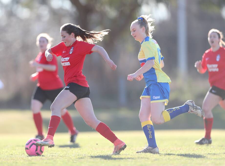 CRUNCH TIME: Panorama's Laura Risch chased by Eglinton's Lauren Dove when the pair met earlier this season. The rivals will do battle again in Sunday's preliminary final. Photo: PHIL BLATCH