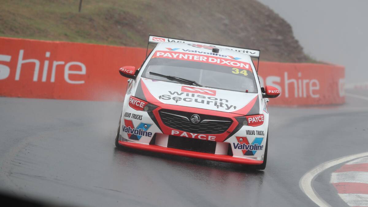 Drivers adopted a cautious approach on a wet Mount Panorama as the 2018 edition of the Bathurst 1000 got underway. 