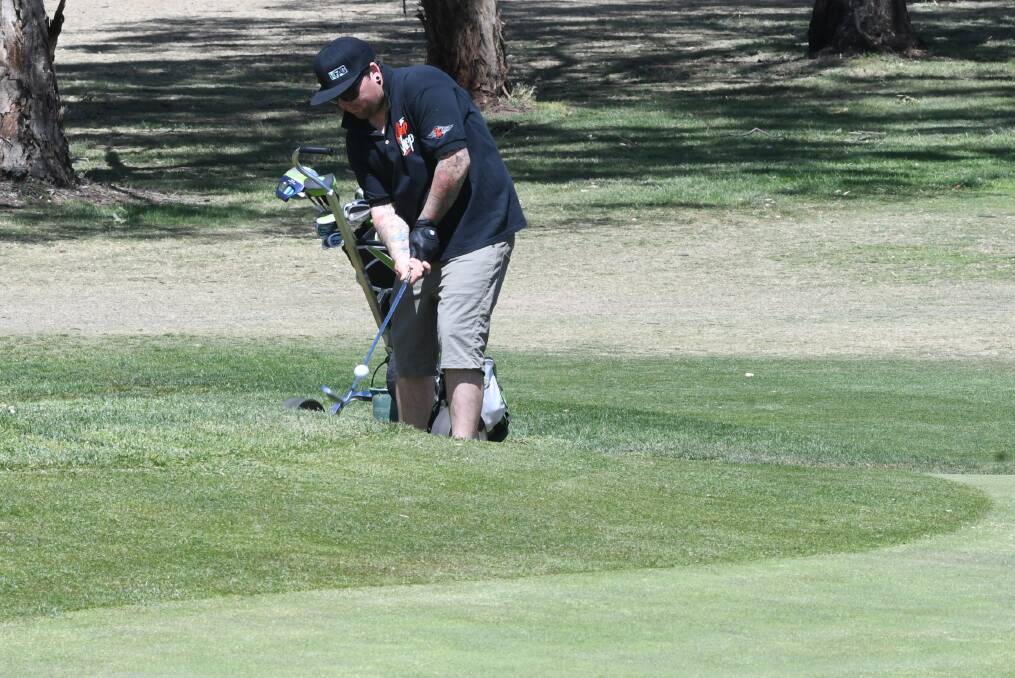 CHIPPING IN: Zac Kay chips it onto the 18th green during a round of social golf at Bathurst on Sunday. Photo: CHRIS SEABROOK 111019cgolf2