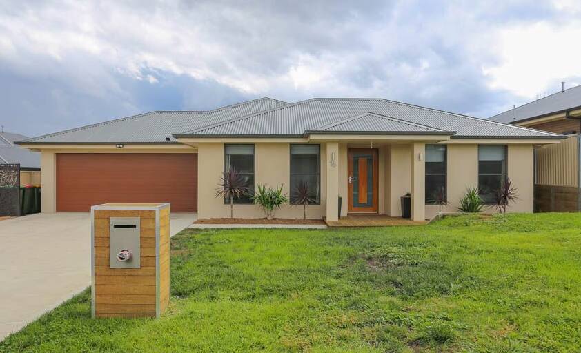 LOCATED IN A QUIET NO THROUGH TRAFFIC STREET: 16 Amber Close Kelso is a great family package