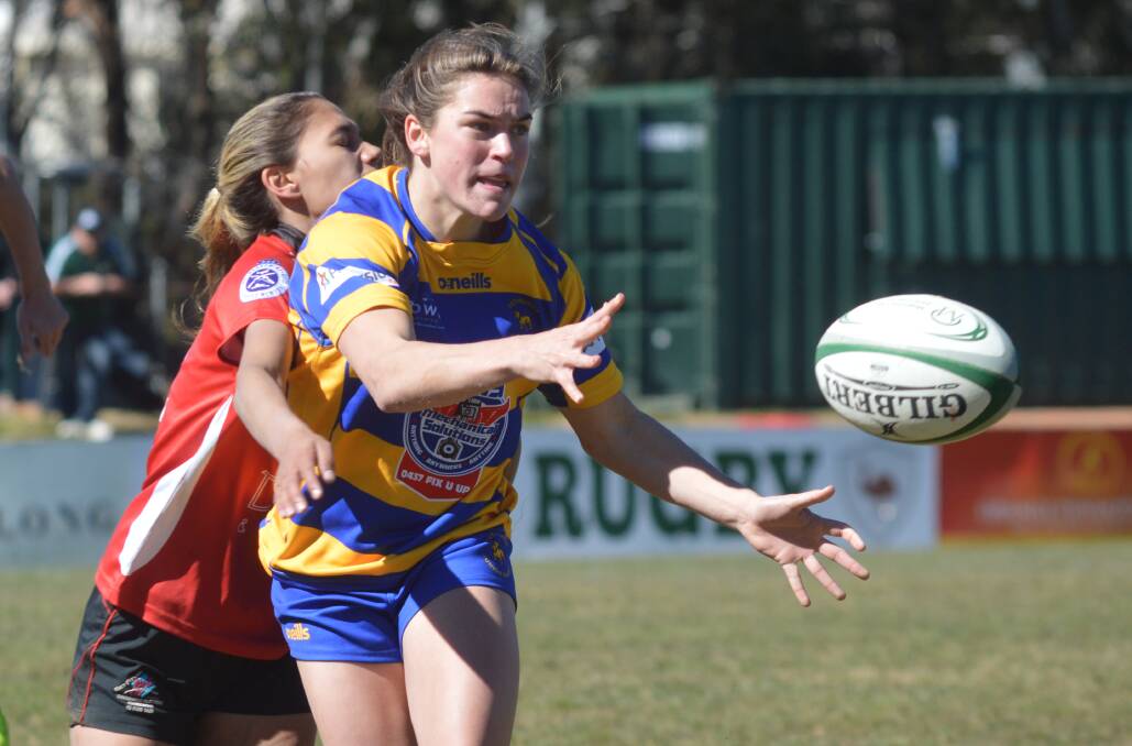 FIVE FOR FIGHTING: Jakiya Whitfield dishes off in Bulldogs' Westfund Ferguson Cup win on Saturday, she scored five of her side's six tries. Photo: MATT FINDLAY