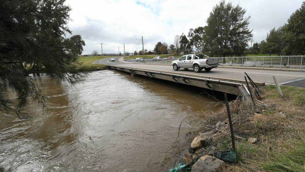 WATER VIEWS: The Macquarie River peaked below the minor flood level on Monday morning but people are still urged to stay away. Photo: CHRIS SEABROOK