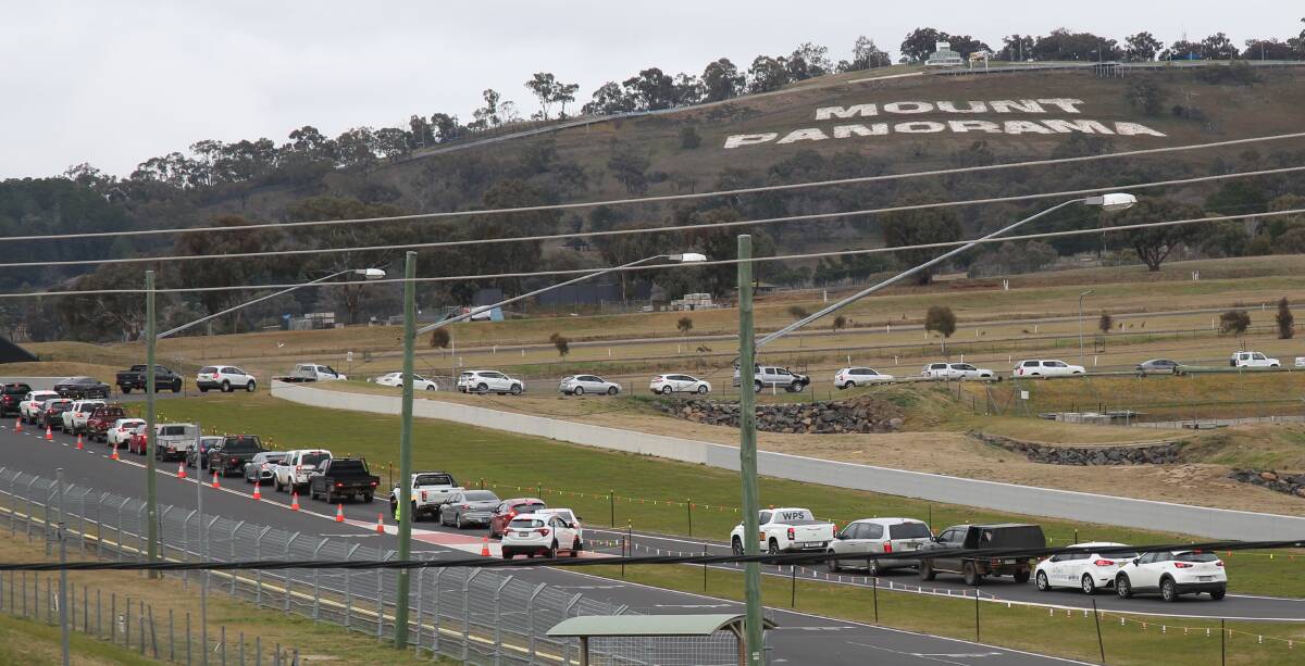 Long queues waiting for a COVID test at Mount Panorama on Monday morning. Photo: PHIL BLATCH 