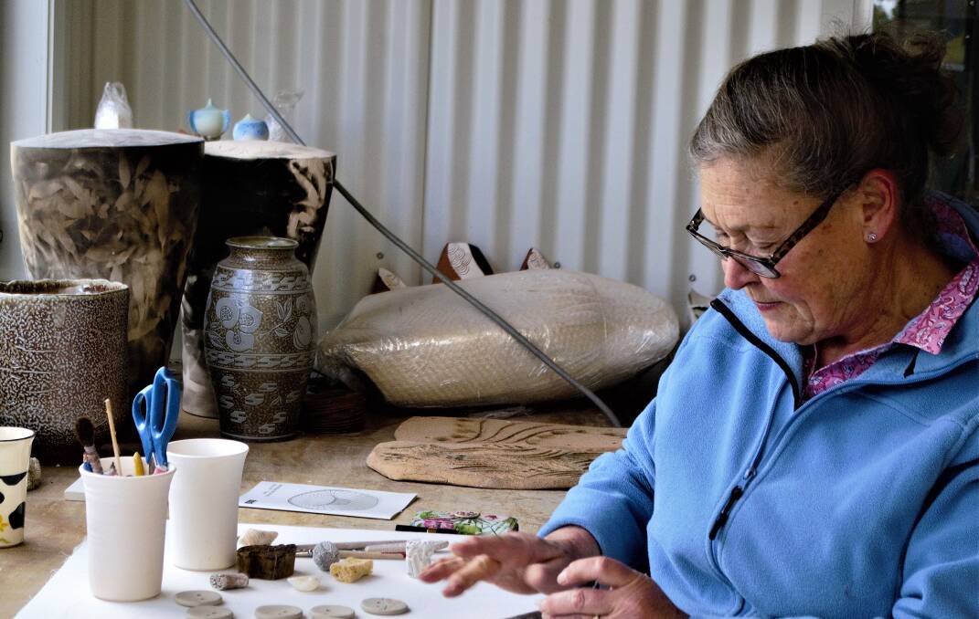BATHURST ARTS TRAIL: Marjo Carter working in her studio Gallery 121 on the outskirts of Bathurst. Photo: DEAN WHITING, AOW Media Associate