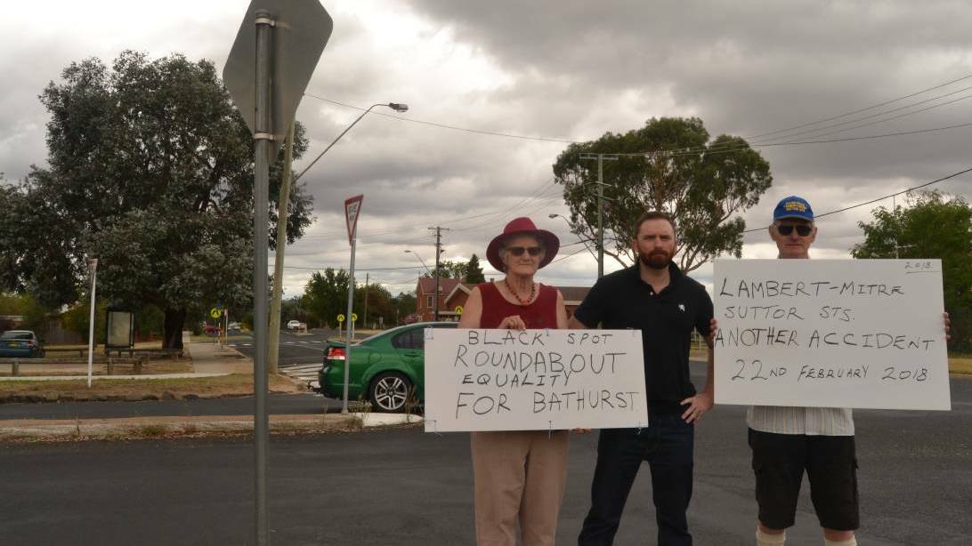 ROUND IN CIRCLES: Cr Alex Christian (centre) with roundabout campaigners Dianne and Kent McNab at the intersection of Mitre, Suttor and Lambert streets at West Bathurst. 