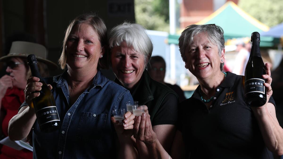 TOP DROP: Sandy Dengate from Renzaglia Wines, Liz McFarland of Vale Creek and Sarah Macarthur from Grass Parrot Wines with the 2017 Cobbers sparkling chardonnay at Bathurst Farmers Market on Saturday. Photo: PHIL BLATCH