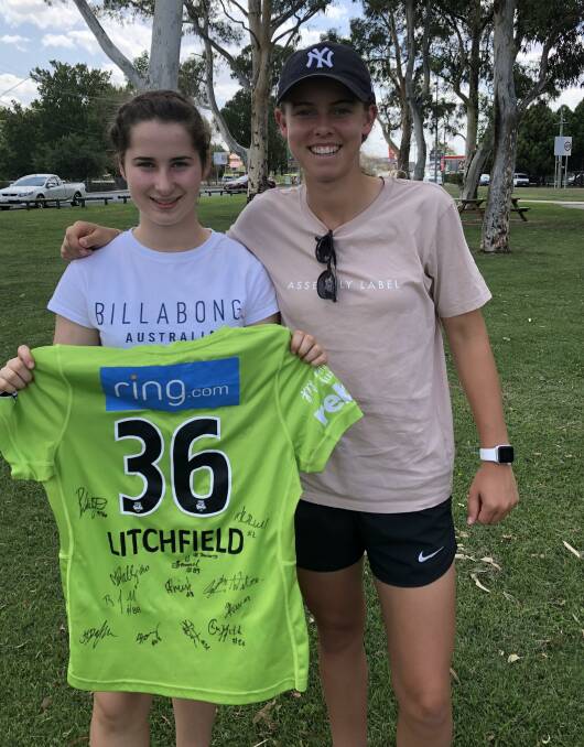 RAFFLE WINNER: Western's Chloe Stapleton with Phoebe Litchfield and her Sydney Thunder top. Photo: SUPPLIED. 