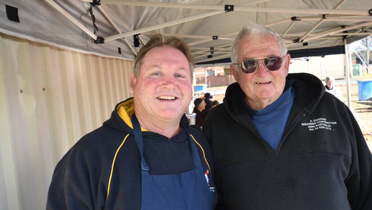CATCHING UP: Jeff Dove (Bathurst) with Charlie Niven (Gooloogong) at the poultry show. 061018cpoultry9