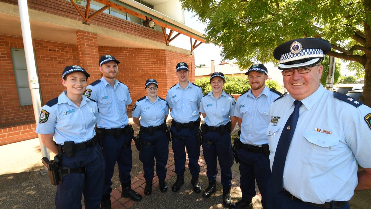 NEW POLICE:  Superintendant, Paul McDonald with the new probationery constables, back left, Brittany Fordham (Lithgow), Ashleigh Butler (Blue Mountains.), Tisharna Eckford (Lithgow), Conor Penfold (Spring Hill), Lucy Bryson (Wamberal) and Joseph Fidock(Dubbo). Photo:CHRIS SEABROOK 121818cnewcops1