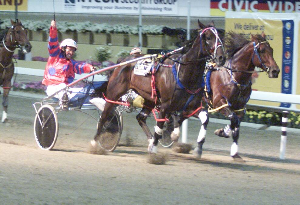 WHAT A HORSE: Bathurst pacing champion 
Smooth Satin takes out the 2002 Inter 
Dominion. Photo: SYLVIA VINCENT