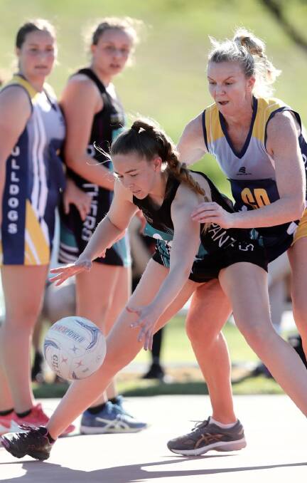CLASSIC MATCH: Panthers' Jess Matthews reaches for the ball with Bulldogs' Brook McInnes in defence. Photo: PHIL BLATCH