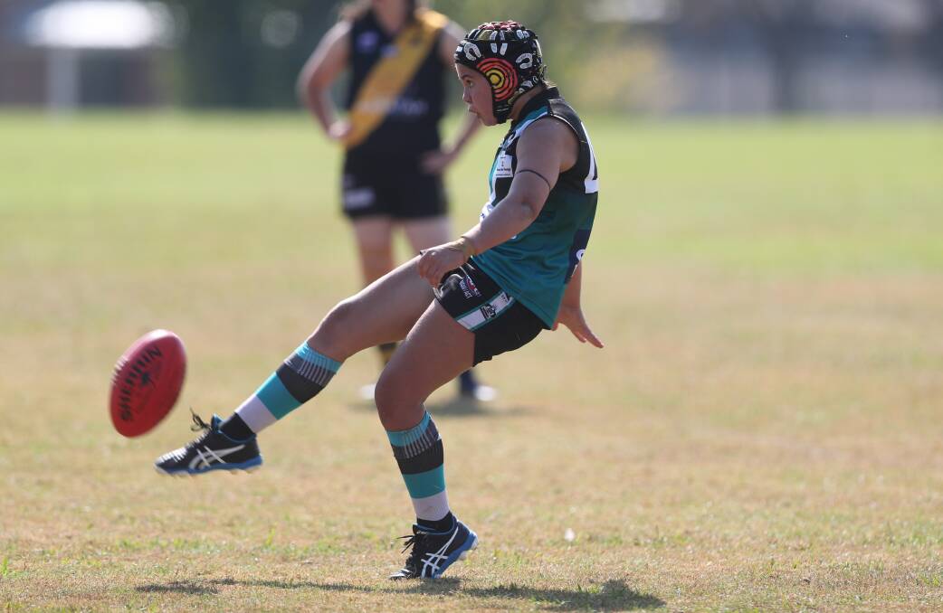 Lucy Driscoll takes a shot at goal for the Bathurst Bushrangers in the opening round. Picture by Phil Blatch.