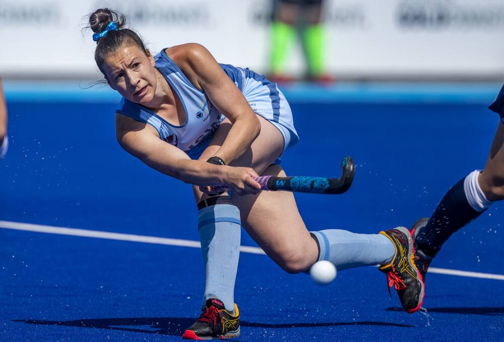 GOLD: Bathurst's Tamsin Bunt fires off a pass for the NSW Arrows during the grand final against the Queensland Scorchers. Photo: CLICK INFOCUS