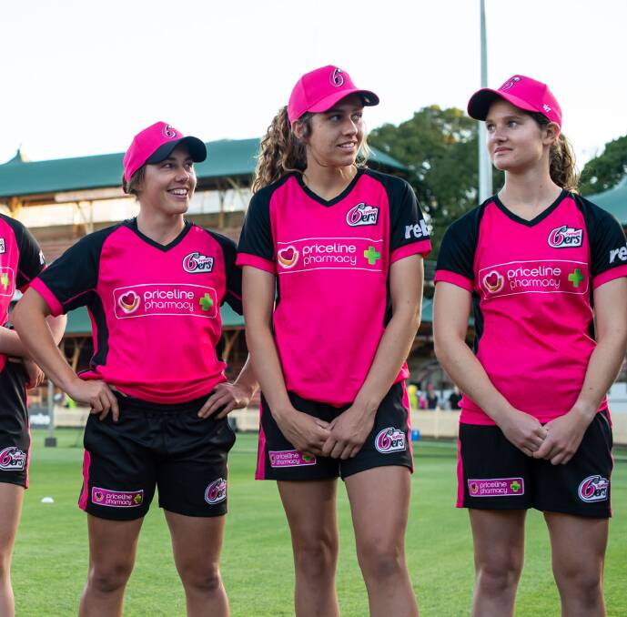 STAYING WITH SIXERS: Emma Hughes (centre) is targeting a WBBL debut this summer after extending her deal with the Sydney Sixers. Photo: IAN BIRD PHOTOGRAPHY/SYDNEY SIXERS