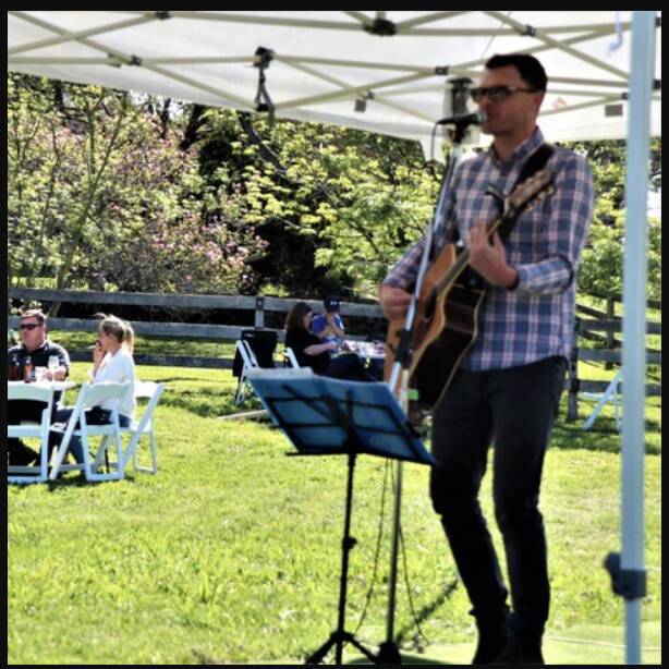 Enjoy live entertainment at Stockman's Ridge Wines. Picture from website.