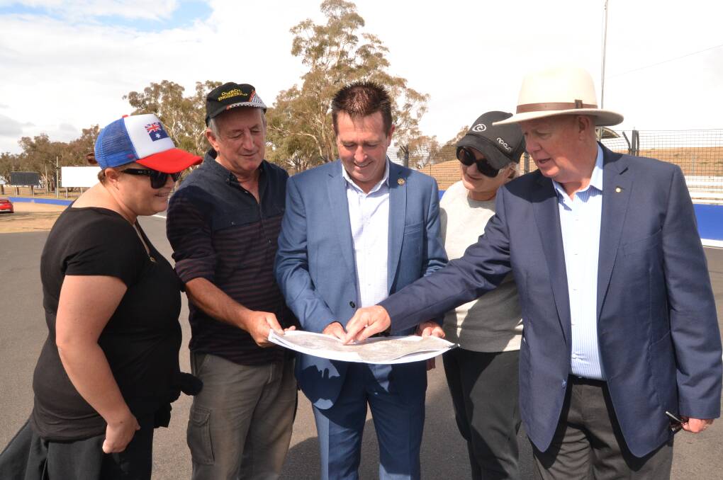 FLASHBACK: Deputy mayor Bobby Bourke, member for Bathurst Paul Toole and mayor Graeme Hanger looking at plans for the boardwalk in April with local walkers Terri Larkin and Marianne Webber. 041918rcwalk5