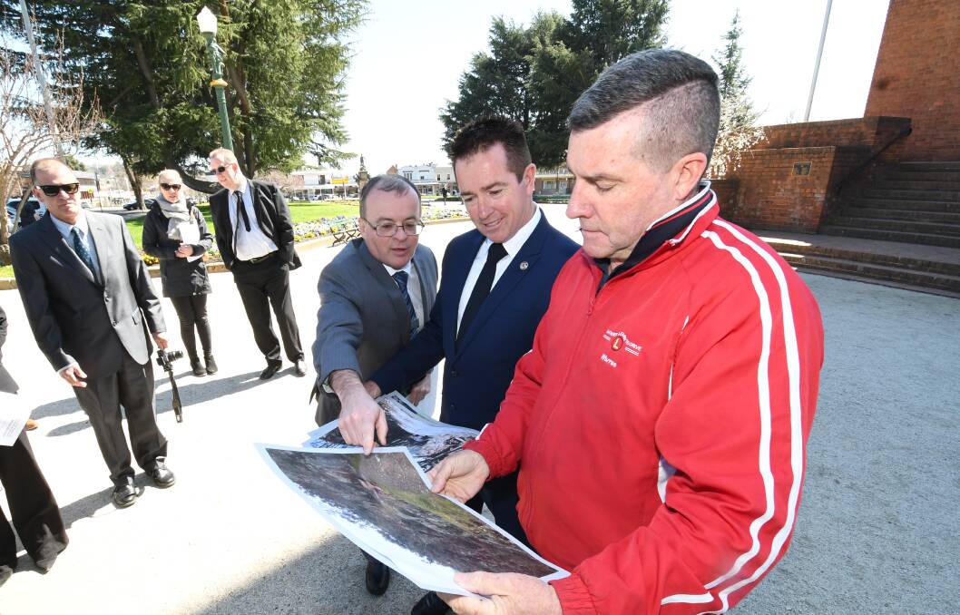 PHOTO: Council's general manager David Sherley, member for Bathurst Paul Toole and councillor Warren Aubin looking at photos after the announcement. Photo: CHRIS SEABROOK 091718cbridle1