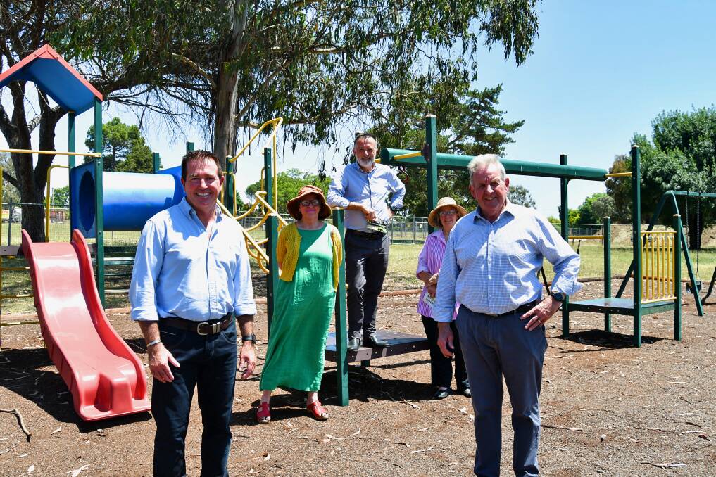 Member for Bathurst Paul Toole and mayor Robert Taylor with Bernadette Wood, Peter Simmons and Vianne Tourle, three of the Friends of Centennial Park. Picture by Rachel Chamberlain