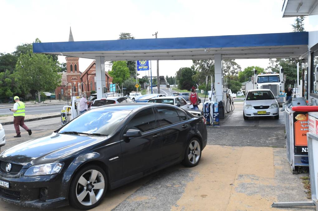 POPULAR SPOT: Motorists were eager to visit Metro Petroleum on Tuesday, where all varieties of fuel were 10 cents cheaper than normal. Photo: CHRIS SEABROOK 121818cheap1