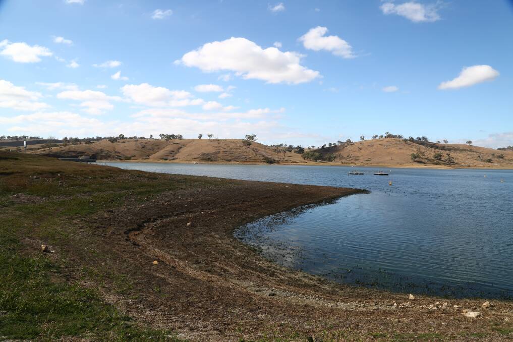 FILE PHOTO: Chifley Dam has been dropping steadily in recent weeks. Photo: PHIL BLATCH 041818pbdam11