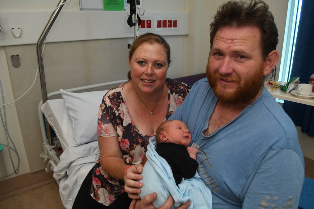 BUNDLE OF JOY: Sarah and Graham Mobbs welcomed their fifth child, a son they named Alex Albert Graham Mobbs, on New Year's Day. He was the first Bathurst baby for 2018. Photo: CHRIS SEABROOK 010118cnydbab1