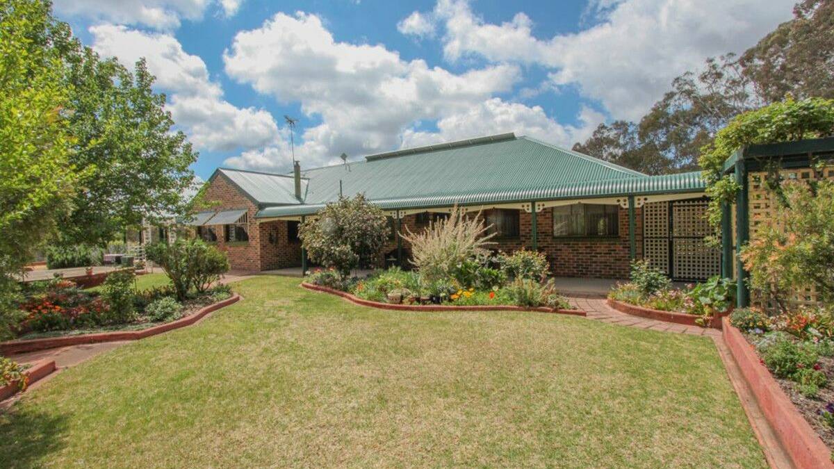 6 Valley View Close, Napoleon Reef: Just 15 minutes from Bathurst and 30 minutes to Lithgow this 2.6 acre incredibly unique property has to be seen to be believed. 2.6 acres with a beautiful large brick 5 bedroom plus Study is sure to impress.