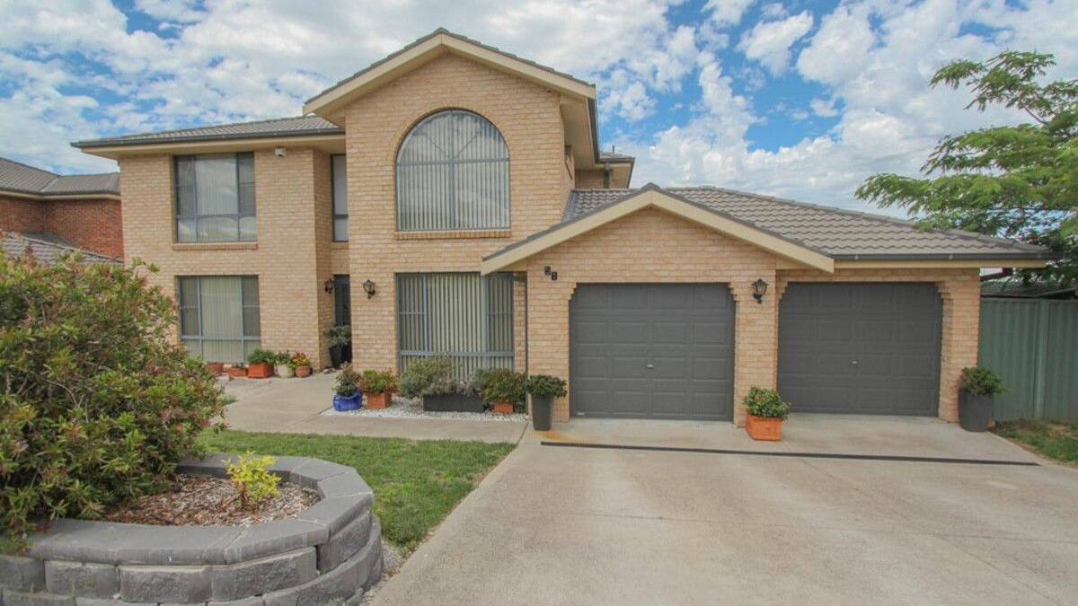51 Halfpenny Drive, Laffing Waters: Located in a commanding position in a popular estate is this executive 5 bedroom ensuite home. It offers a well-proportioned lounge and dining area, open plan meals and family room and a large well-appointed kitchen.