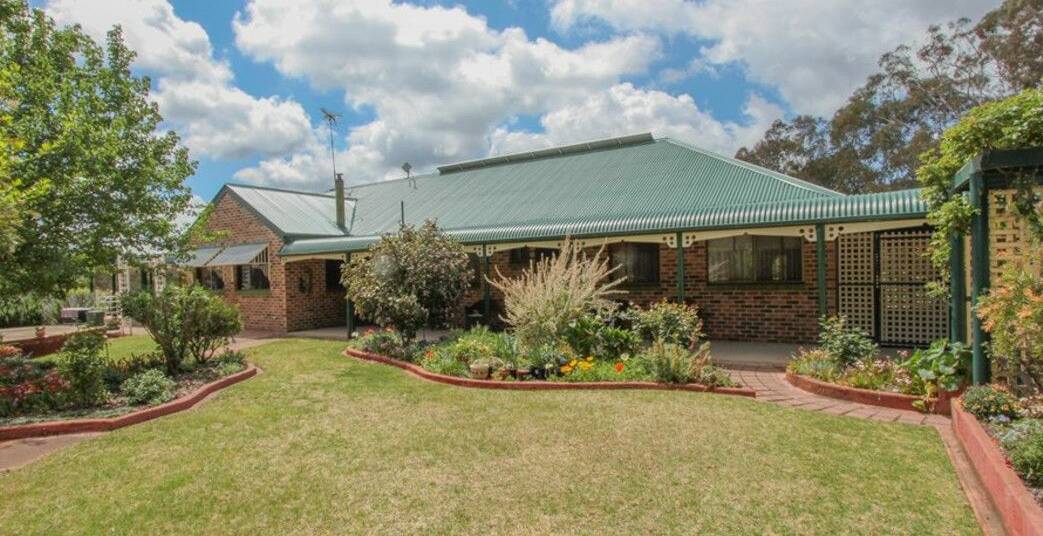 6 Valley Veiw Road is situated in the popular Napoleon Reef area approximately 15 minutes from Bathurst and 30 minutes to Lithgow. This is your opportunity to purchase this 2.6 acre incredibly unique property which has to be seen to be believed.