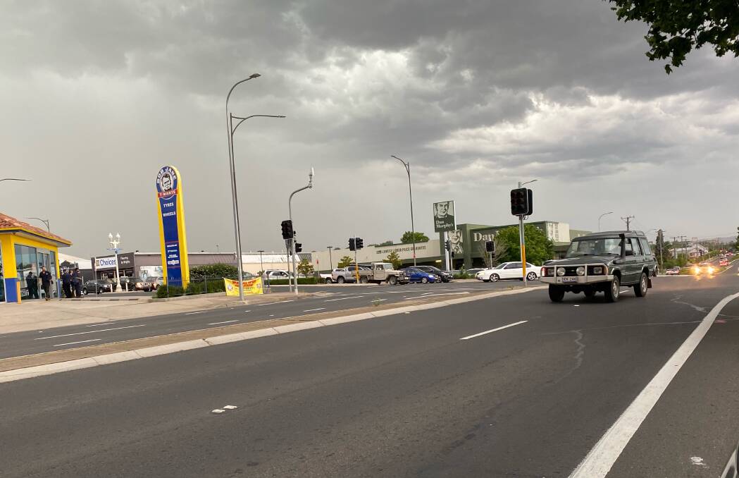 Traffic lights were blacked out in the Bathurst CBD due to Tuesday's storms. Image: Jess Jennings.