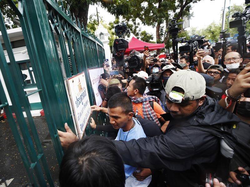 Thousands of protesters have demonstrated in the Thai capital Bangkok against the government.