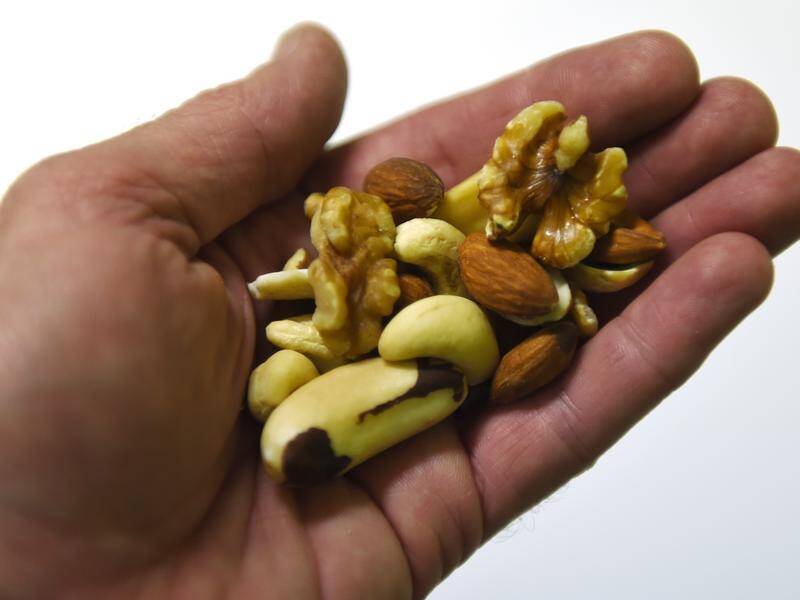 A study shows that eating nuts could help people reduce weight
