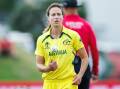 Australian allrounder Ellyse Perry has begun bowling in training again off a few steps. (Aaron Gillions/AAP PHOTOS)