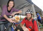 SIDELINE SUPPORT: Caro Wiggins offering some energy food to her husband, Graeme, during his break in yesterday’s Evocities MTB Series at Bathurst Bike Park. Photo: CHRIS SEABROOK 041716cmtbks1