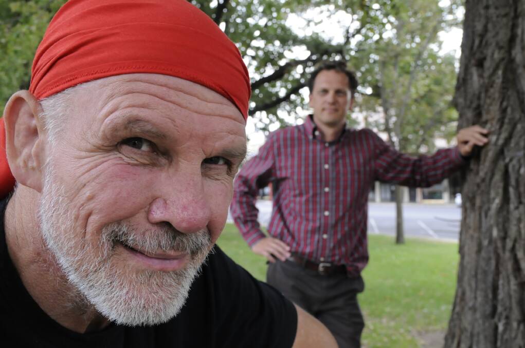 GET INVOLVED: Australian republic activist Peter FitzSimons, pictured with supporter, Bathurst councillor Jess Jennings, stopped in Bathurst yesterday to urge people to get involved if they want change for the country. Photo: CHRIS SEABROOK 	032816cpfitz1