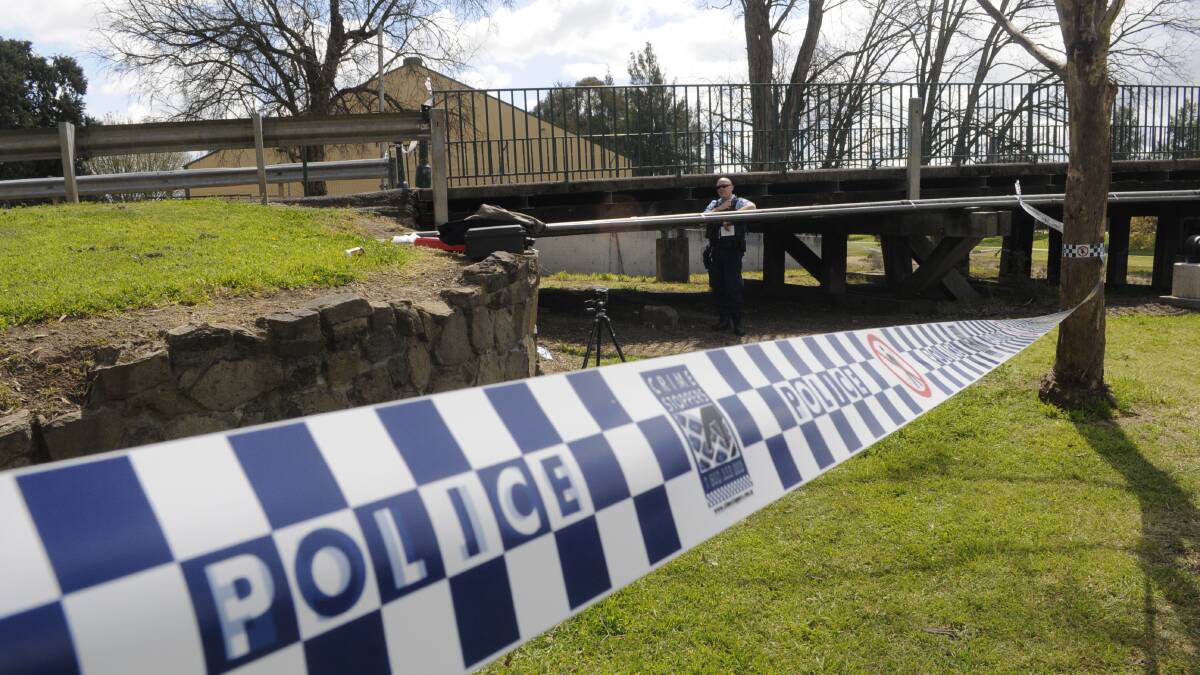 CRIME SCENE: Officers from Chifley Local Area Command were called to the Denison Bridge after the discovery of a body yesterday morning. Photo: CHRIS SEABROOK 092015cbody1