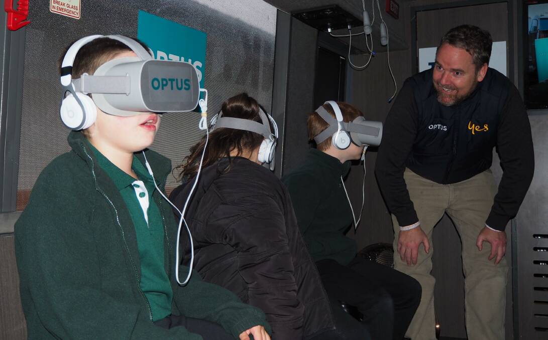 PANORAMIC: Optus Central West territory general manager Tom O'Dea introducing Year 3 students at Kelso Public School to virtual reality. Photo: SAM BOLT