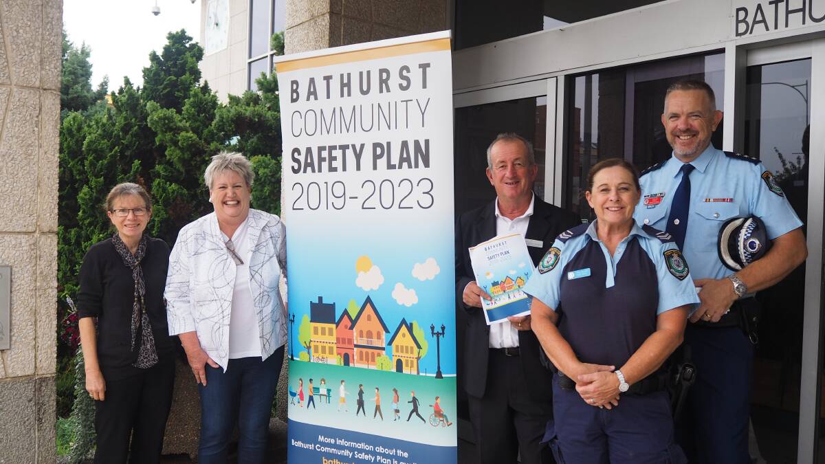 FIGHTING FRAUD: Bathurst Community Safety Committee member Terisa Ashworth, councillor Jacqui Rudge, mayor Bobby Bourke, Chifley LAC Senior Constable Sue Rose and Inspector David Abercrombie. Photo: SAM BOLT